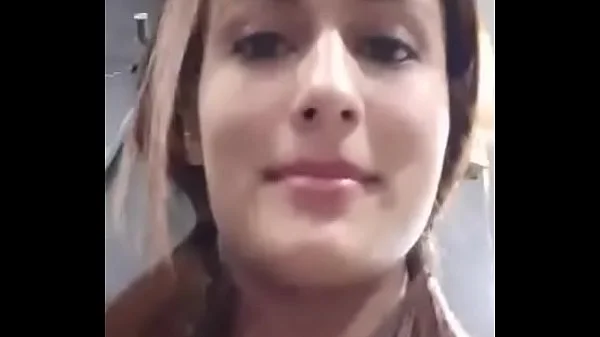 Latina fitness se corre en baño de gym videos