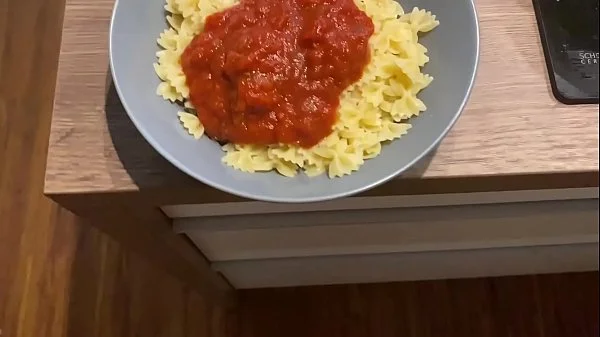 JE MANGE LES PATES AU SPERME DE MON HOMME ET J'ADORE CA ! videos