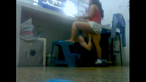 Follando mientras atiende videos