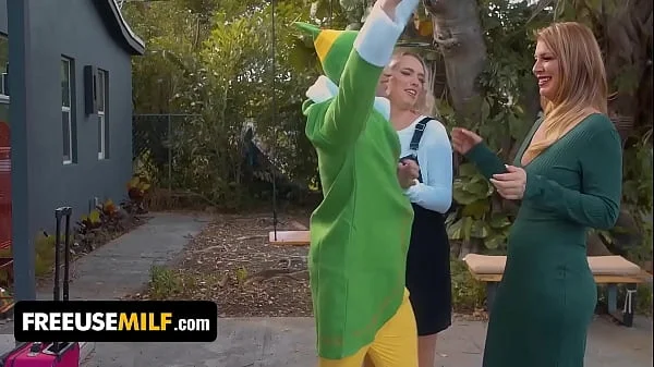 Merry FreeUse Christmas! Milf Stepmom Teaches Horny Stepson And Shy Stepdaughter How To Fuck videos