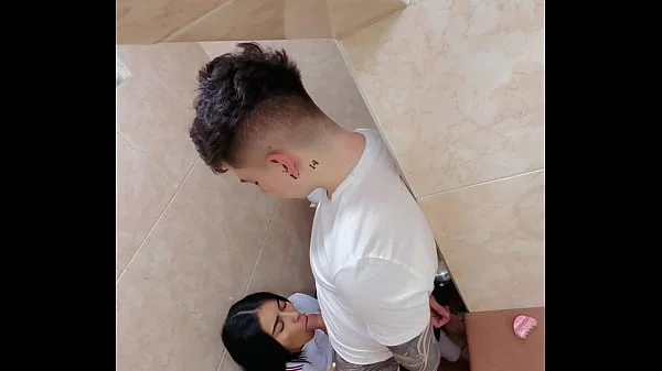 Estudiantes pillados follando duro en el baño de la escuela y el se corre en su boca ( INCREIBLE VIDEO AMATEUR ) videos
