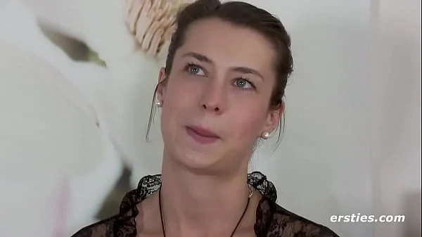 Ersties: 28-jährige Single Freya schaut Porno und masturbiert mit Dildo videos