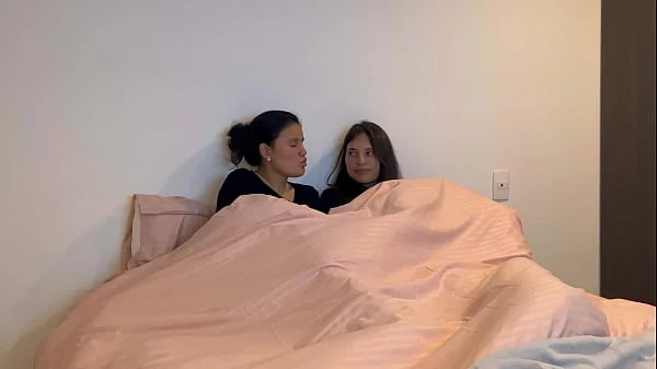 Tengo sexo con la mejor amiga de mi esposo y nos descubren. videos