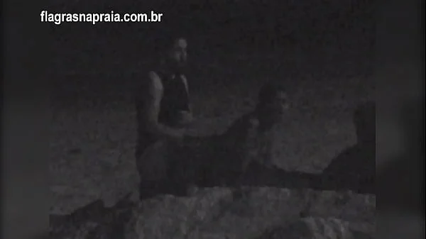 Filmei um casal fazendo sexo na praia a noite. Um segurança botou eles pra correr videos