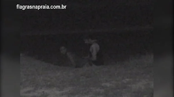 Filmei um casal fazendo sexo na praia a noite. Um segurança botou eles pra correr videos