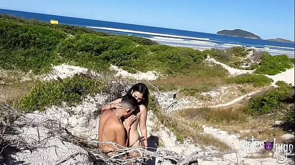 Turista Pede Informação e Ganha Foda Gostosa Na Praia videos