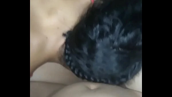 Trio casero con mi esposa y su amiga. Le afeitados la vagina antes de comérsela. videos