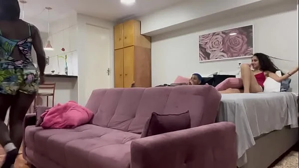 MINHA NOVINHA TROUXE A FERNANDA CHOCOLATE AMIGA DELA EM CASA E EU COMI ELA SEM ELA VER DE TESÃO PRETA GOSTOSA (Completo no rádio ligado meu) videos