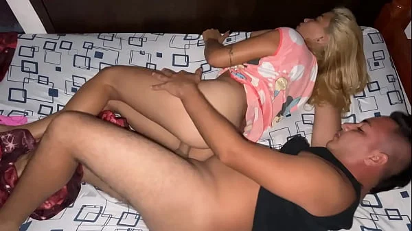 Compartiendo Cama con mi Hermosa Amiga Porque Estamos Viajando videos