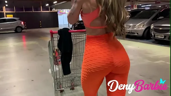 O fã acompanhou a loira no mercado e na academia e ganhou o cúzinho da milf de presente! - www.denybarbie.com.br videos