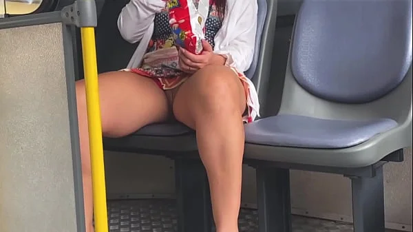 enteada de 18 anos se exibindo no onibus sem calcinha videos