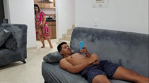 Mi madrastra me mira masturbándome y se pone cachonda, le acaricia el coño videos