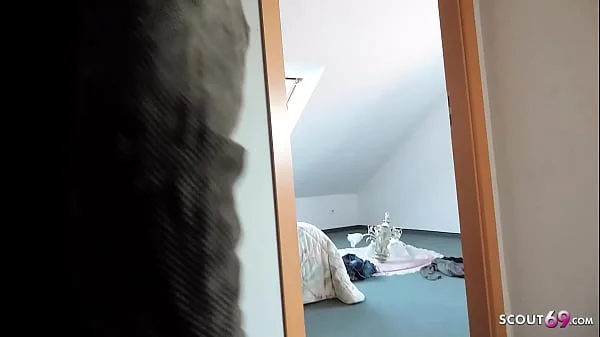 Alter Cuckold Ehemann erwischt junge Frau Lia Louise beim ficken und muss zusehen videos