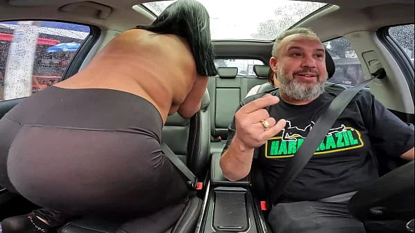 Alessandra Lopes com sua bunda imensa faz sua estreia nas ruas da cidade dando aquela mamada videos