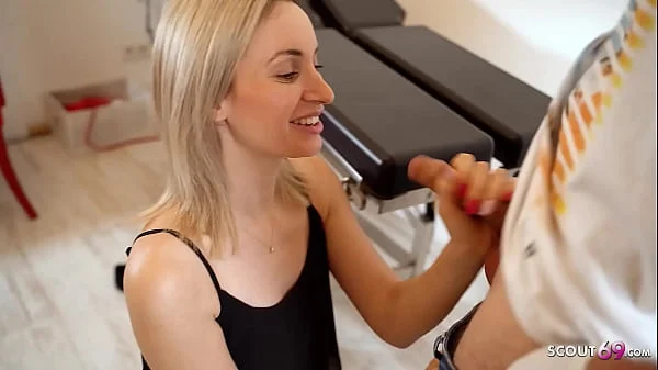 Sexsüchtige deutsche Micky Muffin verführt den Frauenarzt sie zu bumsen videos