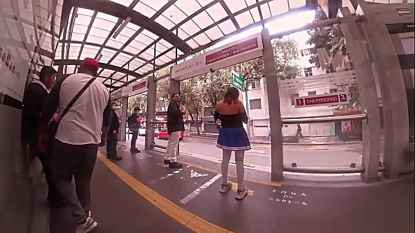 Llevaba un falda muy corta y no puede evitar rozarle mi verga en las nalgas, ARRIMONES CDMX videos