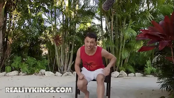 Kiki Klout Repay Johnny Love By Sucking His Dick After Finding Her Diamond Earring In The Beach - Reality Kings videos