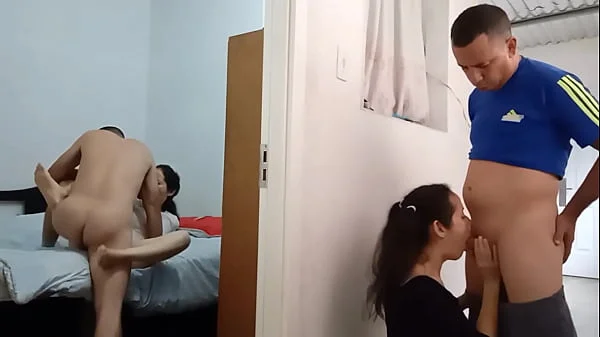 Veo al cornudo follando en mi habitación mientras su amigo se folla mi culo. videos