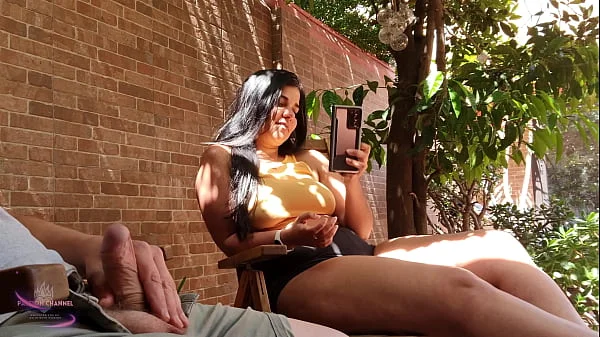 Mi hijastro saca su gran polla en el jardín, se excita mirándome y mostrando su erección a las vecinas. Mis pezones están muy duros y no llevo sujetador videos