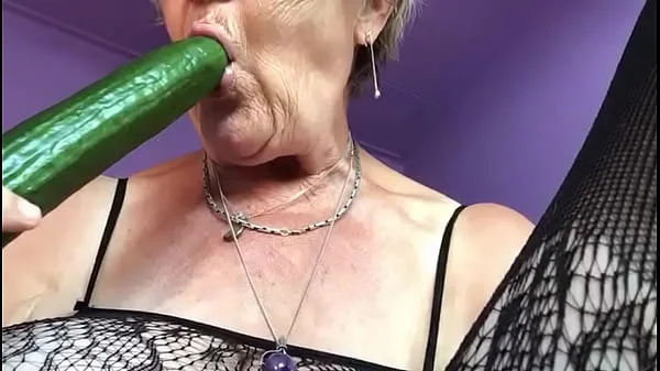 Oma speelt met komkommer videos