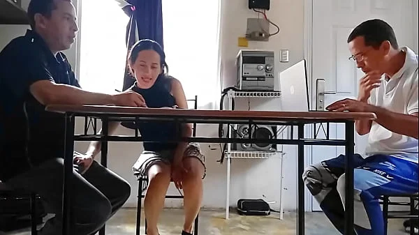 Mientras el cornudo hace los cálculos, su esposa infiel drena el semen del contratista debajo de la mesa. videos