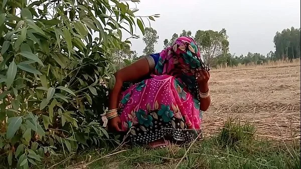 गेहूं का भूसा भरने गयी खेत और चुदवाने लगी videos