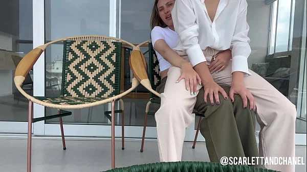 Mi vagina tiene ganas de ser tocada mientras nos ven los vecinos videos