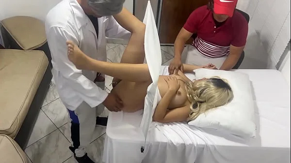 Pervertido Se Hace Pasar por Medico Ginecologo para Follar A La Hermosa Esposa Al Lado de Su Marido Tonto En Erotica Consulta Medica NTR videos