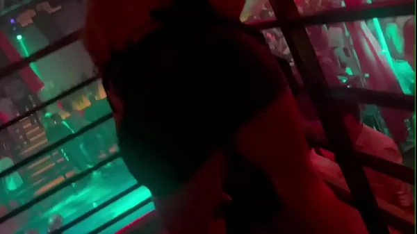 Loira gostosa fica excitada no meio da balada. videos