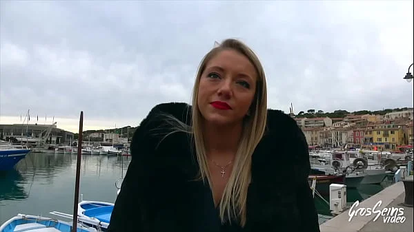 Ashley, jolie blonde, a besoin d'une bite bien dure dans la chatte videos