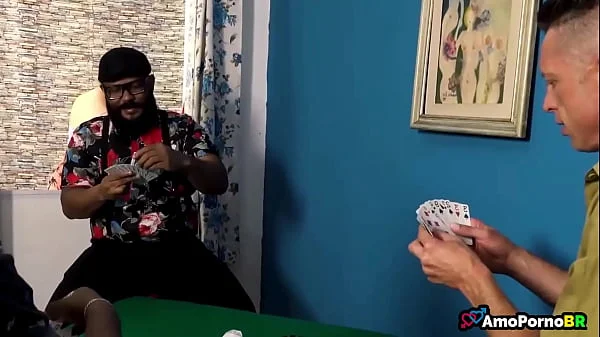 O Amigo do Meu Marido Ficou socando minha garganta e no meu Útero, lá no banheiro enquanto meu marido jogava baralho videos