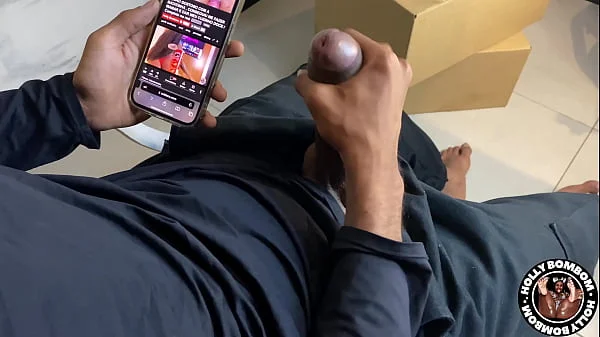 ESTAVA AJUDANDO NA MUDANÇA DA AMIGA , NÃO AGUENTEI SENTEI NA ROLA GROSSA DO MACHO DELA / Completo no Red e sheer videos