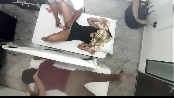 Masaje Erotico en El Cuerpo de la Hermosa Esposa al Lado de su Marido en el Salon de Masajes en Pareja Quedo Grabado Como La Esposa es Manipulada por el Medico y Luego Follada al lado de su Marido NTR videos