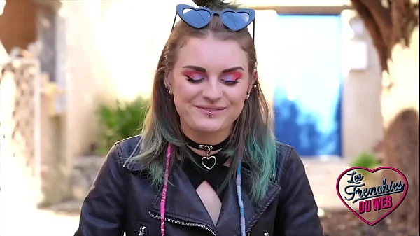 Trixy, belle coquine de 21ans qui adore la baise videos