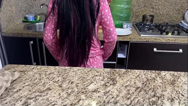 Mi Deliciosa Hijastra Cocinando en Pijama no me pude aguantar a su Culo y mi esposa que esta viajando - Amateur Casero videos