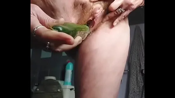 Oma neukt harige kut met komkommer videos