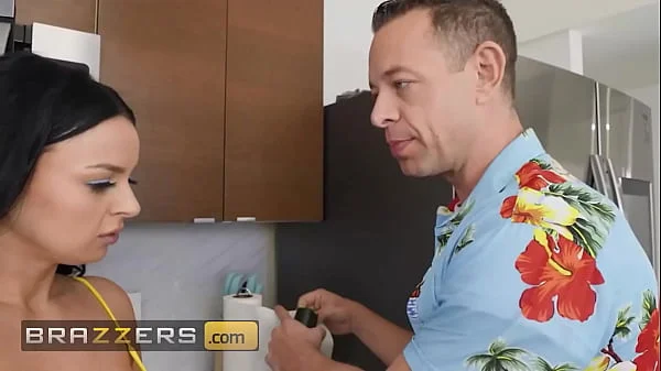 Payton Preslee Is Bored Of Her Boyfriend So She Makes her Move On His Hot Older Brother - BRAZZERS videos