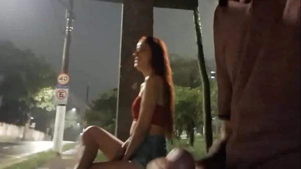Punheta arriscada na rua pra ruiva gostosa no ponto de onibus videos