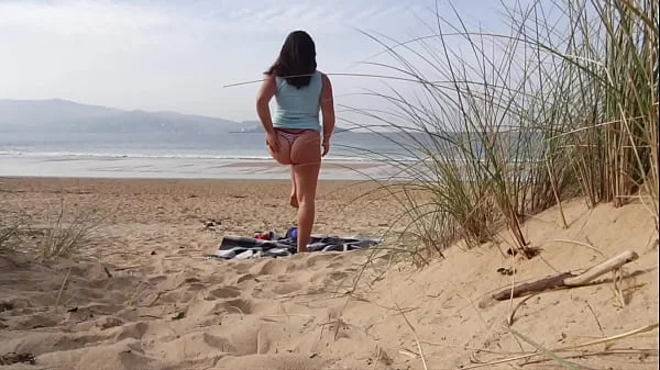 I filmed a curvy MILF changing clothes and doing Exercises on the Beach videos