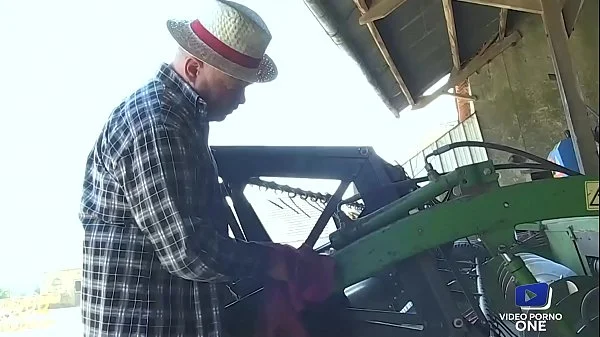 Justine et Sophie s'amusent entre coquines à la ferme videos