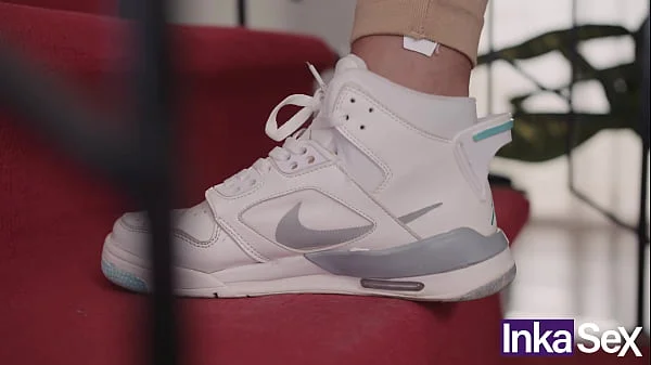 Engañando a mi novio con mi personal trainer de verga grande mientras lee periódico videos