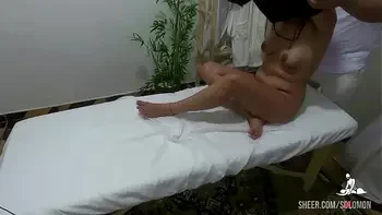 FLAGRANTE - Novinha brigou com namorado e foi filmada mamando o pau do massagista - massagem tantrica - Massage videos