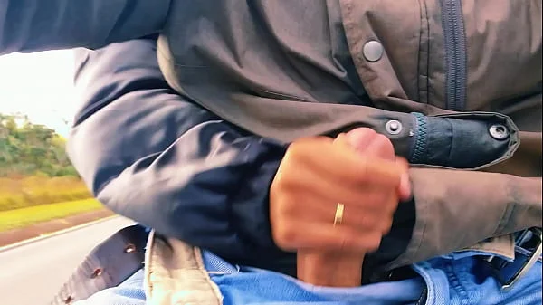 HOTWIFE Safada bateu uma na estrada até gozar!!! QUASE FOMOS PEGOS / Naughty HOTWIFE jerked off on the road until she cum!! WE ALMOST GOT CAUGHT. videos