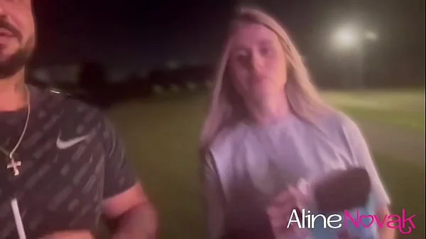 Reencontramos o motoboy no parque e fomos parar no motel! A loira gostosa adora uma aventura a três! - alinenovak.com.br videos