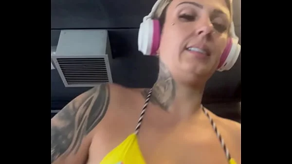 Fui toda suada e toda molhada na academia de frente da pra de Copacabana nossa minha buceta molhada e cheia de sal ! videos