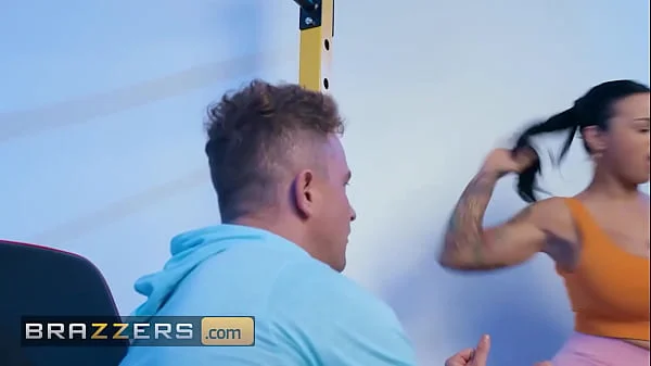 Bombshell Payton Preslee Teases Van With Her Big Tits At The Gym & Makes Him Crazy To Fuck Her - BRAZZERS videos