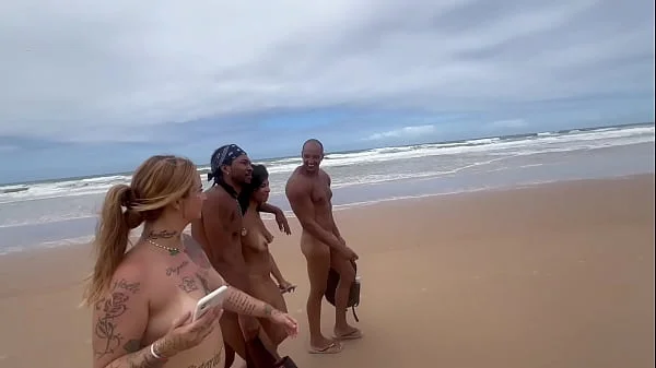 Fiz uma orgia na praia de nudismo com minhas amigas gostosas e ainda gravei videos