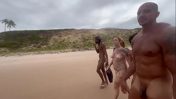 Fiz uma orgia na praia de nudismo com minhas amigas gostosas e ainda gravei videos