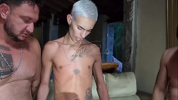 A putaria rolou solta e eu dei gostoso. Fiz um gangbang com 7 homens. videos