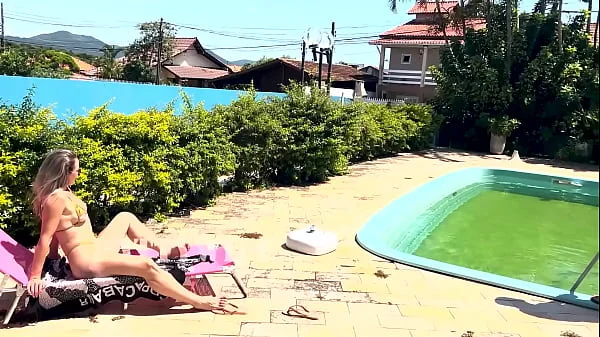 Esperei o Marido sair de casa para Dar pro limpador de piscina(completo no RED e SHEER) videos